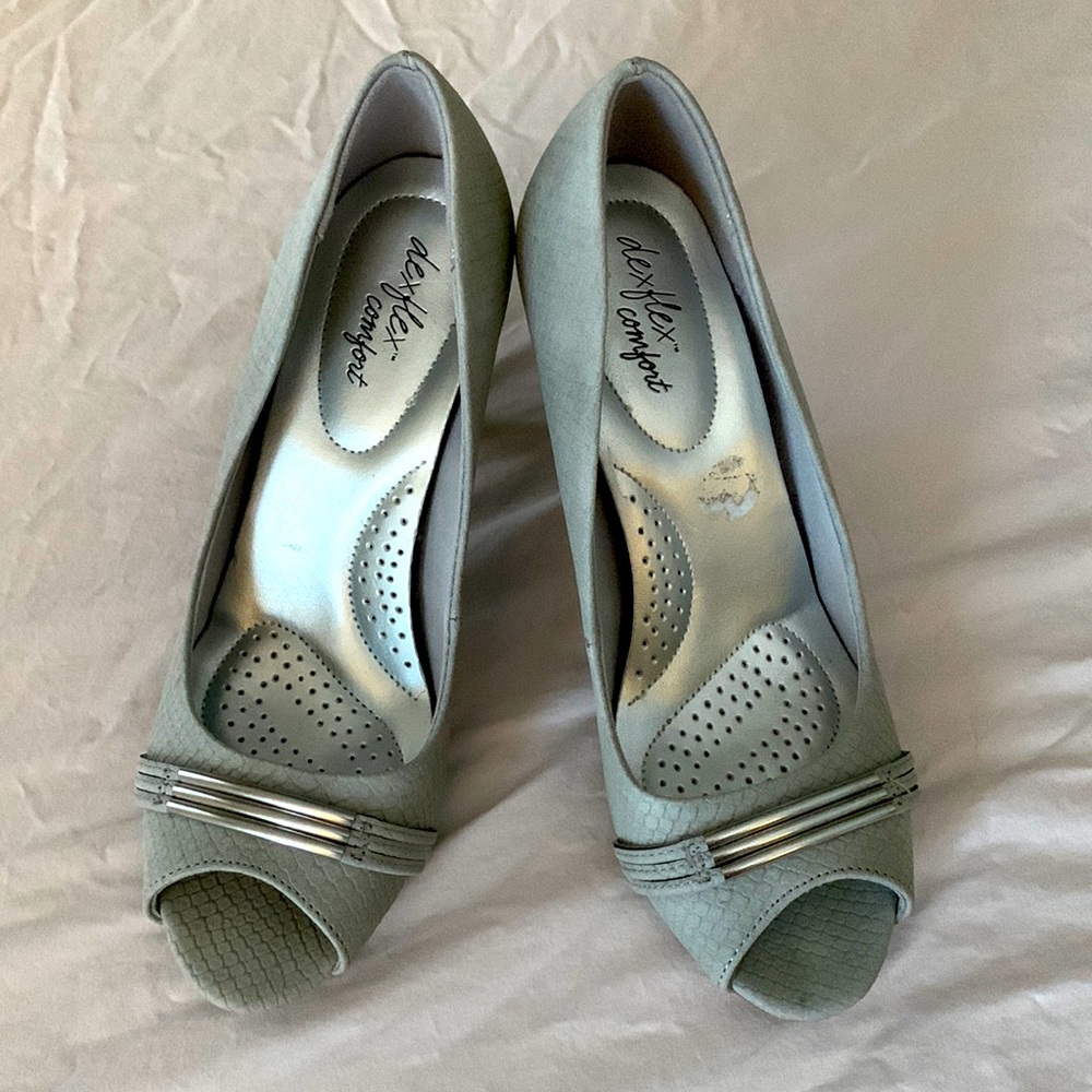 DexFlex Comfort Heels with Silver Accents